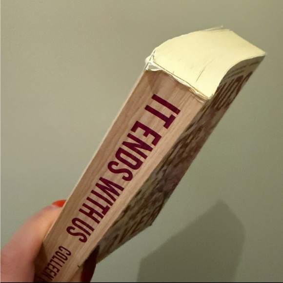 It Ends With Us by Colleen Hoover Paperback Book - Picture 2 of 3